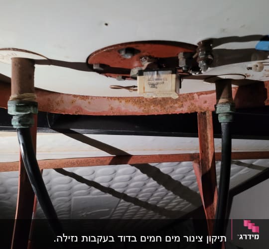 תיקון צינור מים חמים בדוד בעקבות נזילה.